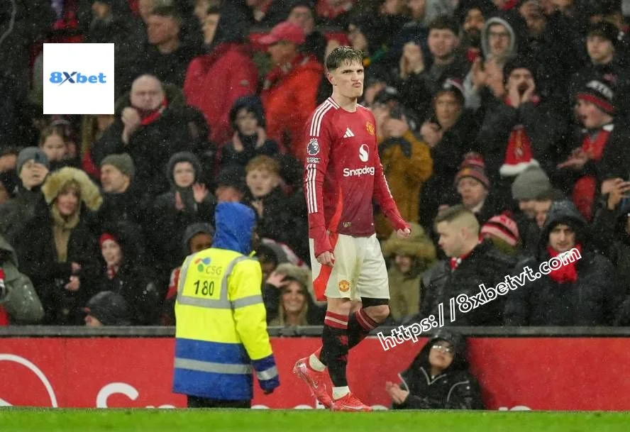 Man Utd vượt qua Ipswich Town 3-2 dù chơi thiếu người